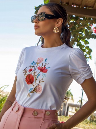 T-SHIRT MALHA ESTAMPA FLORAL BORDADA LUZIA FAZZOLLI